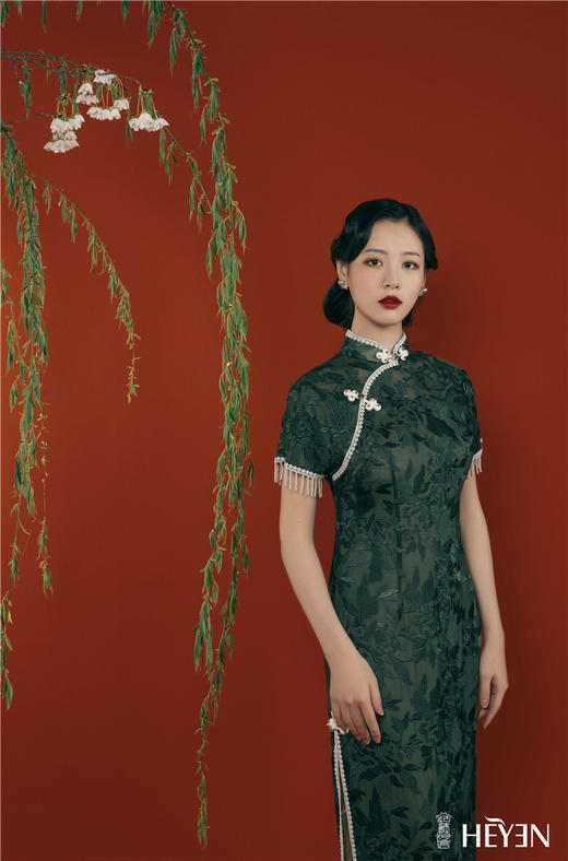 荷言HEYEN 明朝有意【明星同款金莎】 墨绿色绣花乔其面料+定珠钉珠流苏手工旗袍 商品图0