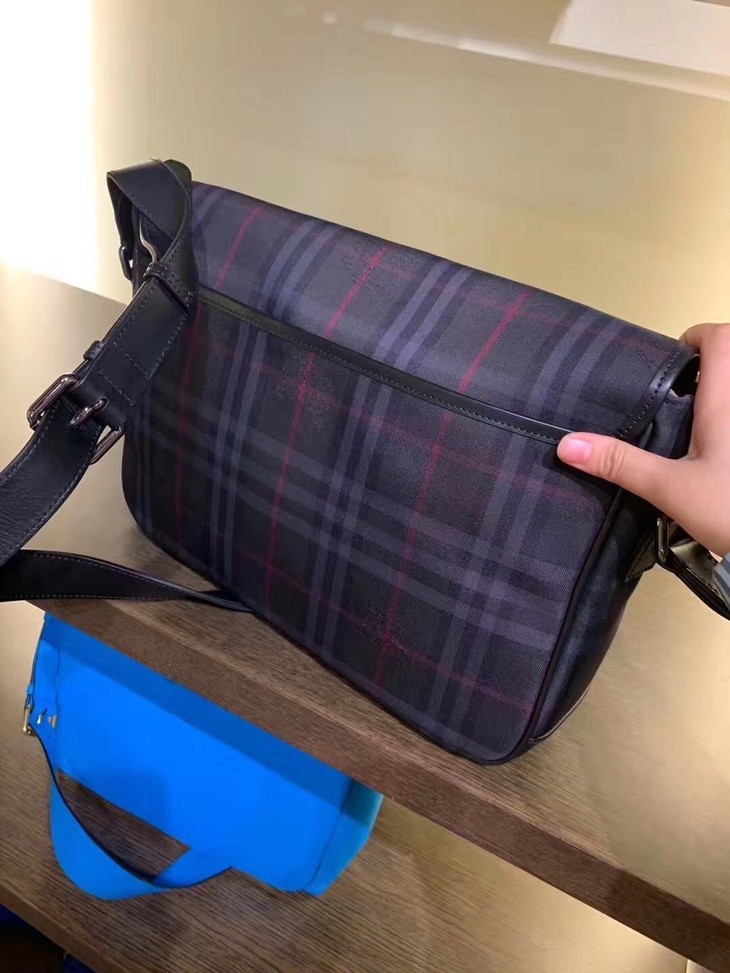 burberry/巴宝莉 战马格纹翻盖邮差包单肩斜挎男包