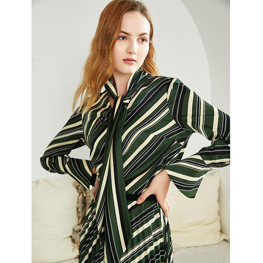 EITIE爱特爱秋季新款时尚条纹洋气系带V领喇叭袖衬衫上衣女6009708 商品图2