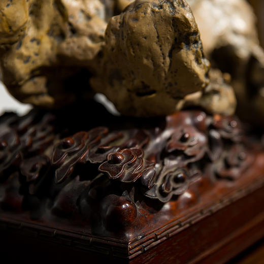 清代  太湖石象形文房供石摆件（红木座） 商品图3