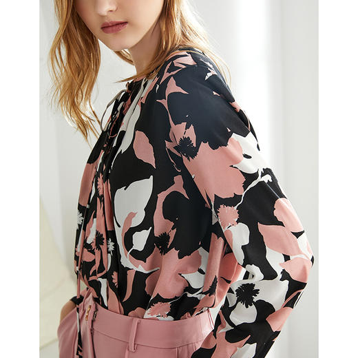 EITIE爱特爱秋季时尚通勤百搭显瘦系带减龄印花H版上衣女6013709 商品图3