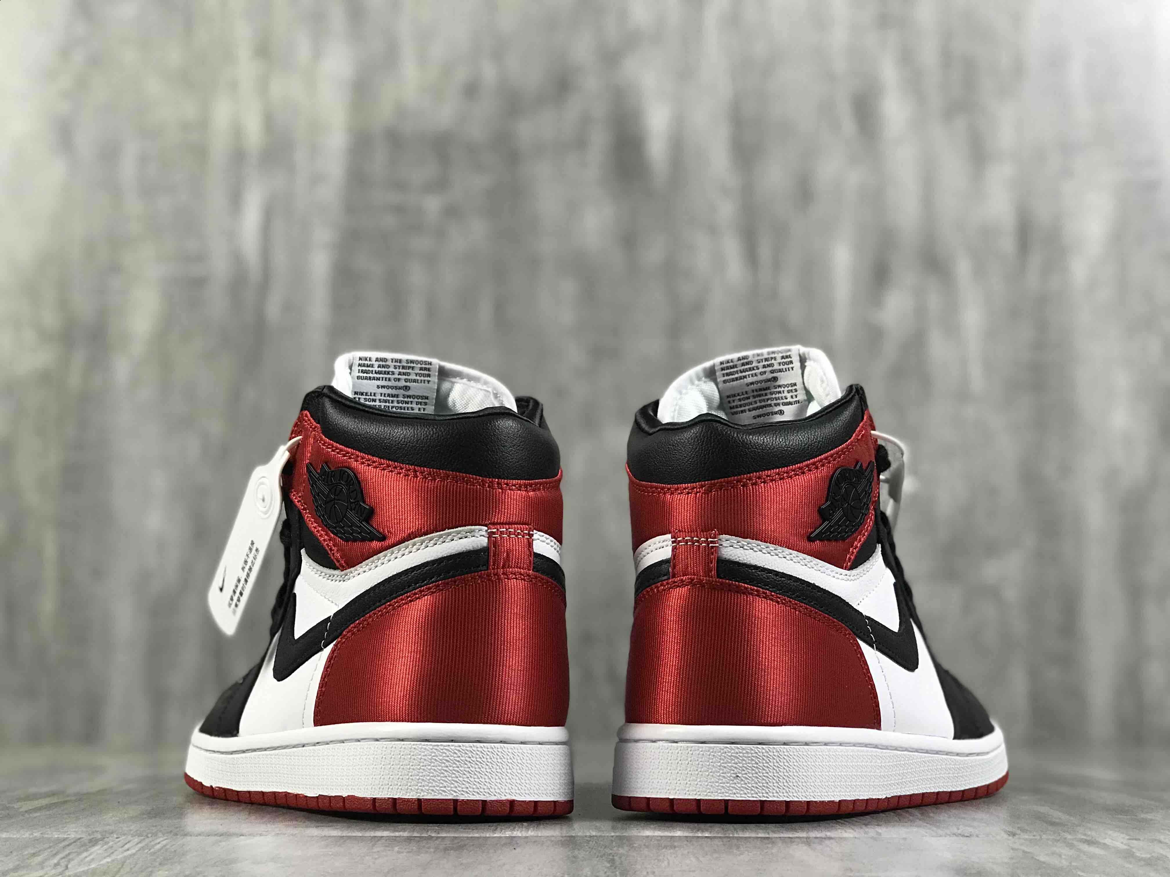 年末特价aj1红丝绸黑脚趾