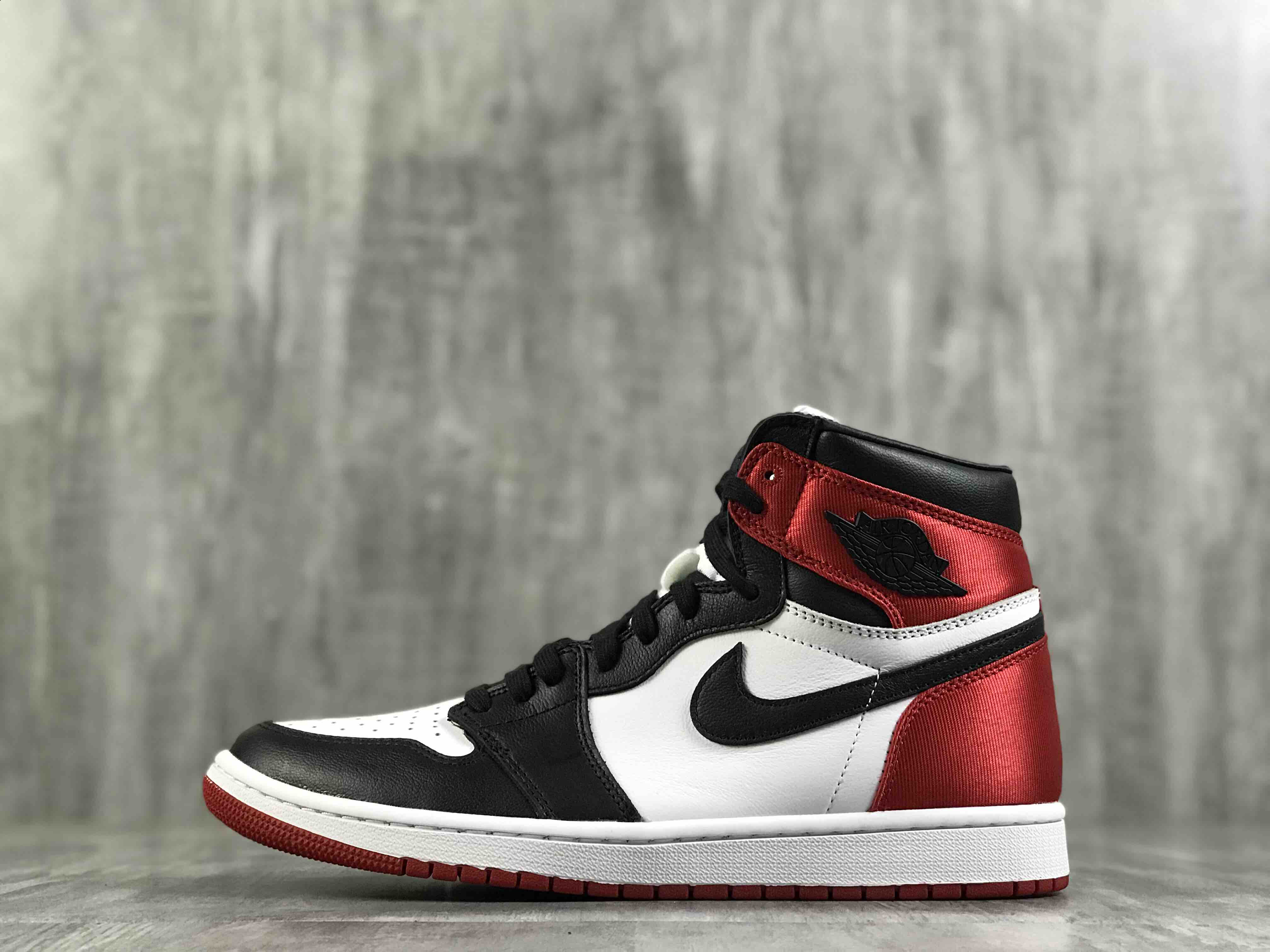 年末特价aj1红丝绸黑脚趾