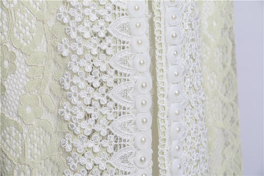 荷言HEYEN 青梧 【明星同款】淡黄法式蕾丝面料+立领三排一字扣设计+复古绿色玉石扣点缀+精致宽花边包边 商品图5