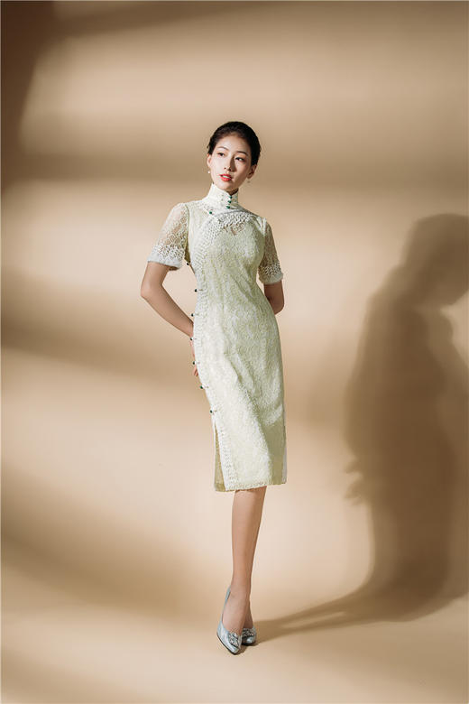 荷言HEYEN 青梧 【明星同款】淡黄法式蕾丝面料+立领三排一字扣设计+复古绿色玉石扣点缀+精致宽花边包边 商品图0
