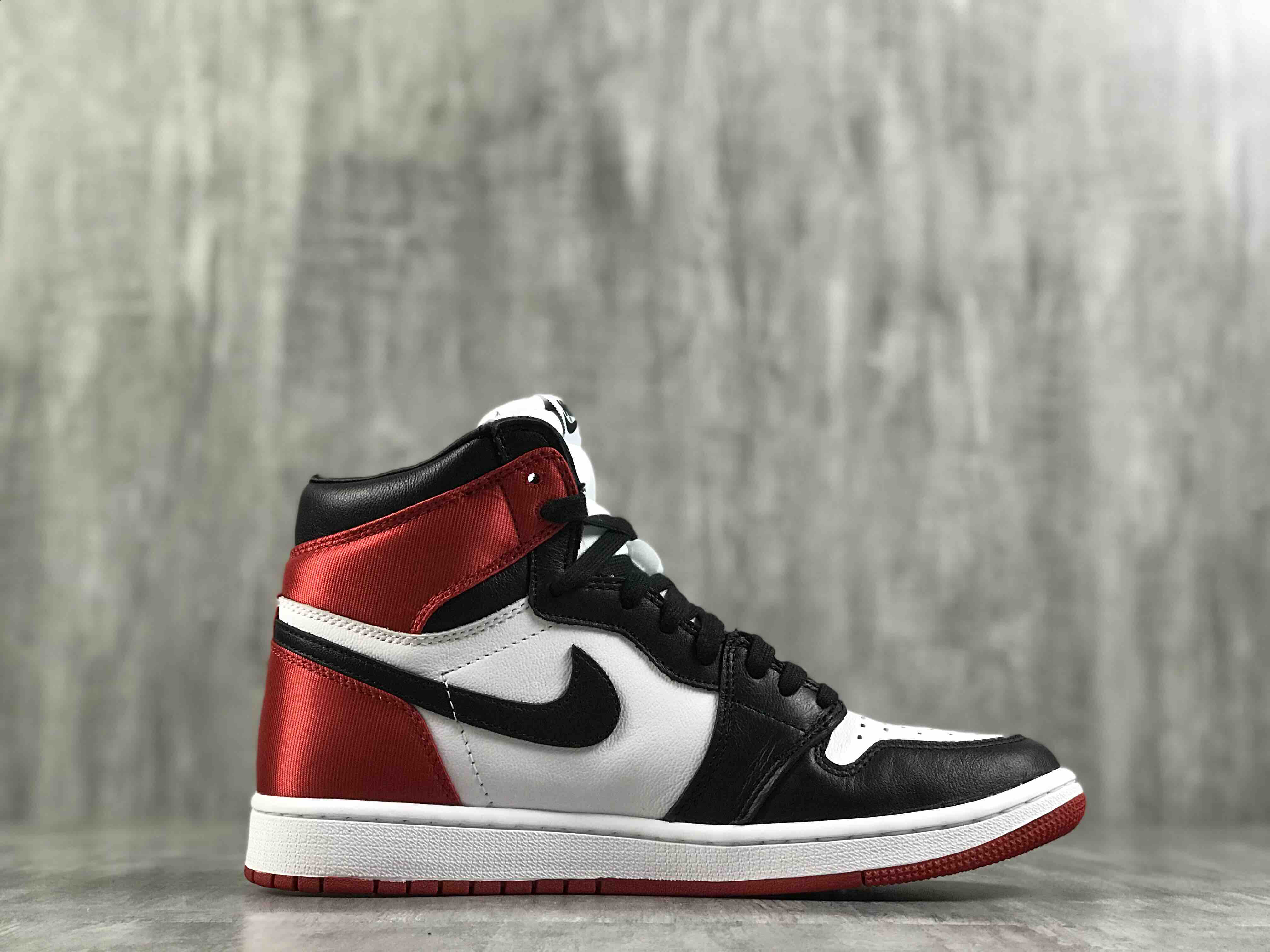 年末特价aj1红丝绸黑脚趾