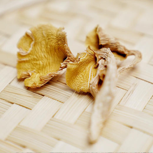 鸡油菌干厨房团队实地溯源颜色鲜艳杏黄似鸡油煲汤鲜美炒食脆嫩自然