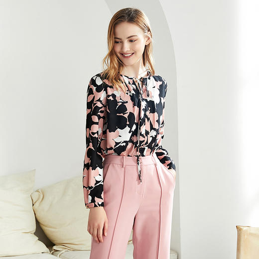 EITIE爱特爱秋季时尚通勤百搭显瘦系带减龄印花H版上衣女6013709 商品图4