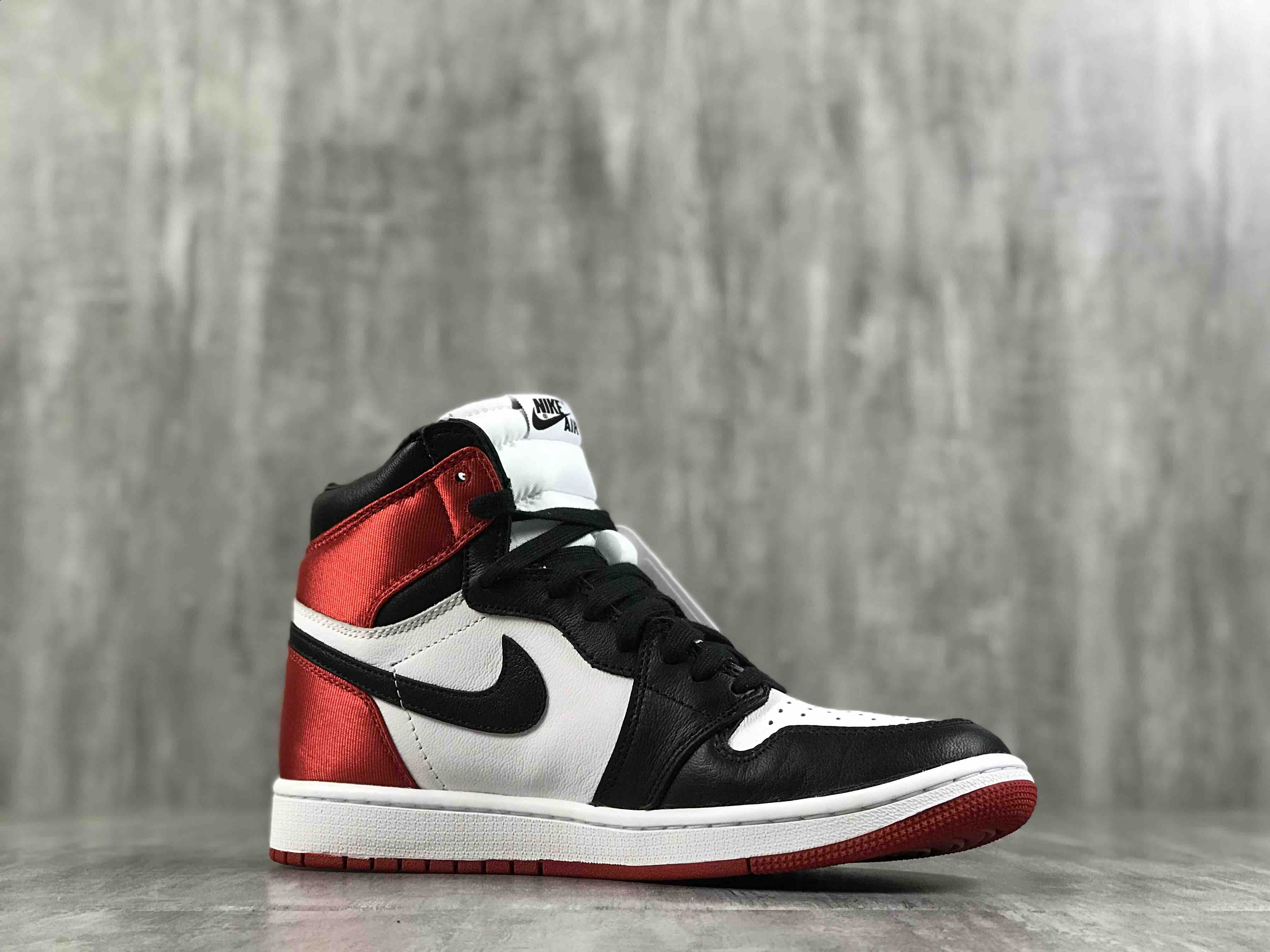 年末特价aj1红丝绸黑脚趾