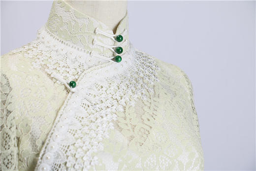 荷言HEYEN 青梧 【明星同款】淡黄法式蕾丝面料+立领三排一字扣设计+复古绿色玉石扣点缀+精致宽花边包边 商品图4