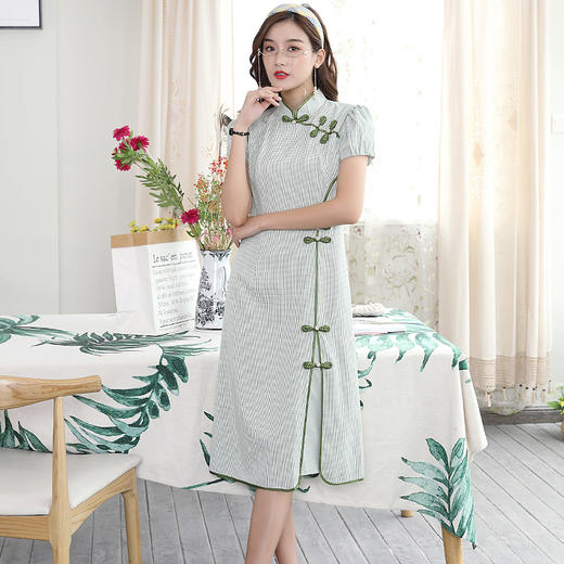 DLQ-A2528新款年轻款复古中长款奥黛日常格子旗袍 商品图0