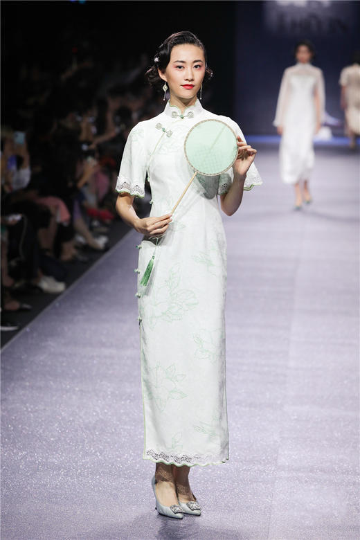 【明星同款】荷言HEYEN 香屏梦 非遗花罗真丝荷叶袖旗袍 商品图2