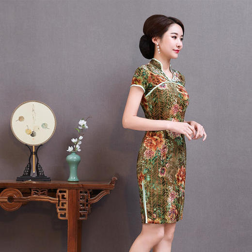 YTG-106新款绿色丝绒印花旗袍 商品图3