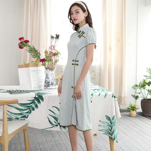 DLQ-A2528新款年轻款复古中长款奥黛日常格子旗袍 商品图2