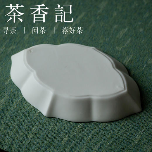 茶香记 霜白 墨黑菱花碟 实用 茶道配件 高岭土 茶点盘 雅致 壶承 商品图3