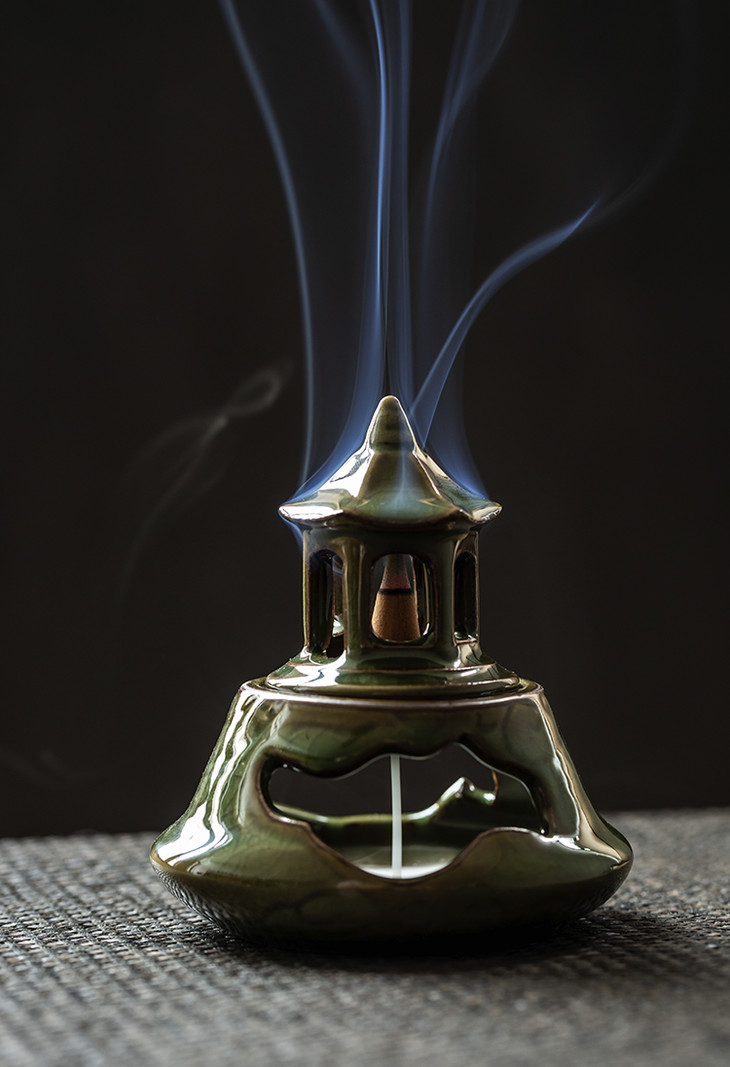 置于倒流香炉中,上有紫烟袅袅似云,下有白烟汩汩如瀑,伴清雅醇正的