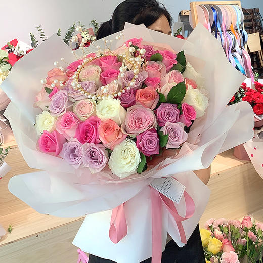 33朵混色玫瑰带皇冠花束送女友爱人老婆闺蜜朋友同学暗恋对象告白求婚