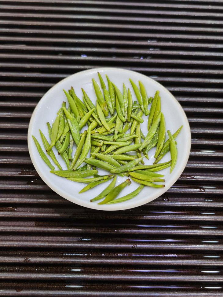 滋味鲜爽,味醇淡雅,色泽嫩绿油润 ,芽头饱满, 四川高山云雾茶叶
