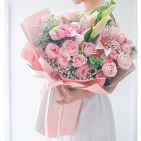 《琉璃书》. 粉色少女心花束冬季粉玫瑰颜色偏浅