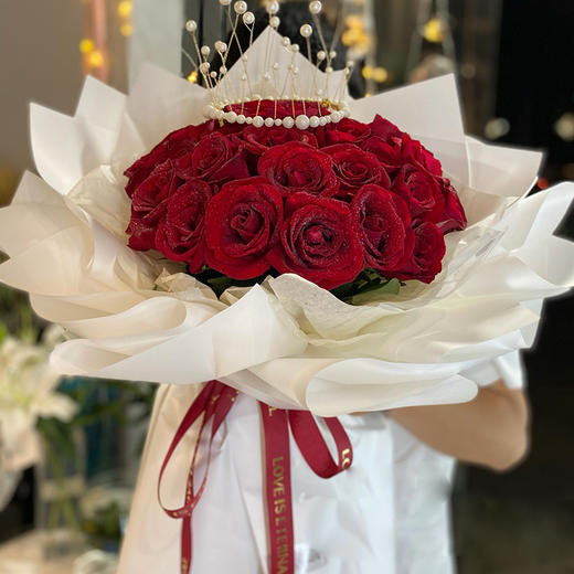 33朵混色玫瑰带皇冠花束送女友爱人老婆闺蜜朋友同学暗恋对象告白求婚