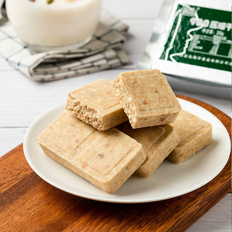 900压缩饼干20袋铁桶装休闲饼干饱腹代餐零食