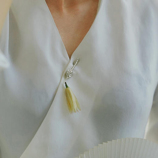 银花挂胸针手工錾刻洁白素雅