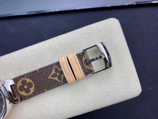LV工厂超神之作，LV——TAMBOUR SLIM全系列陆续空降市场！致敬原厂 完成使命！ 【三大超级亮点】腕表尺寸34mm 1.表盘的填油细腻，印刷立体，刻度镶嵌工整，个个精品无瑕。 2.蓝宝水晶 商品图10