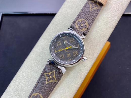 LV工厂超神之作，LV——TAMBOUR SLIM全系列陆续空降市场！致敬原厂 完成使命！ 【三大超级亮点】腕表尺寸34mm 1.表盘的填油细腻，印刷立体，刻度镶嵌工整，个个精品无瑕。 2.蓝宝水晶 商品图14