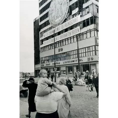 henri-cartier-bresson-柏林街景.jpg