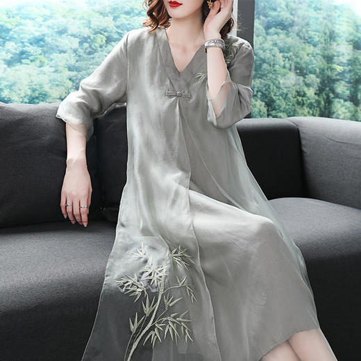 BR-SM18230新款真丝V领绣花宽松连衣裙 商品图2