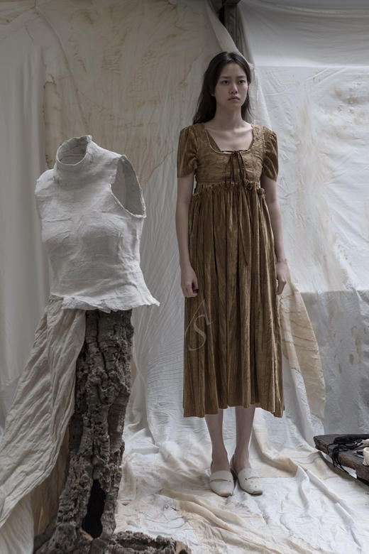 pengtai浅驼灰刺绣短背心