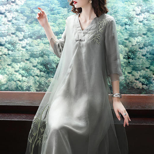 BR-SM18230新款真丝V领绣花宽松连衣裙 商品图1