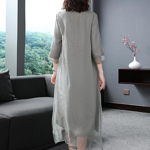 BR-SM18230新款真丝V领绣花宽松连衣裙 商品图4