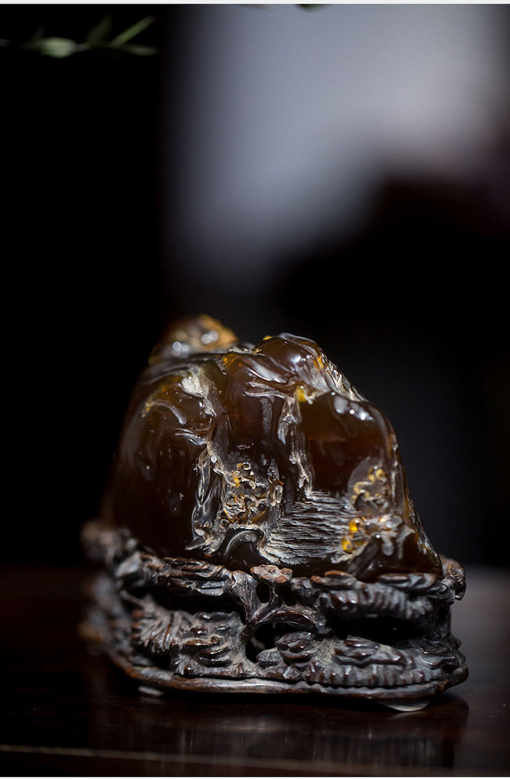 清琥珀观沧海人物山子摆件