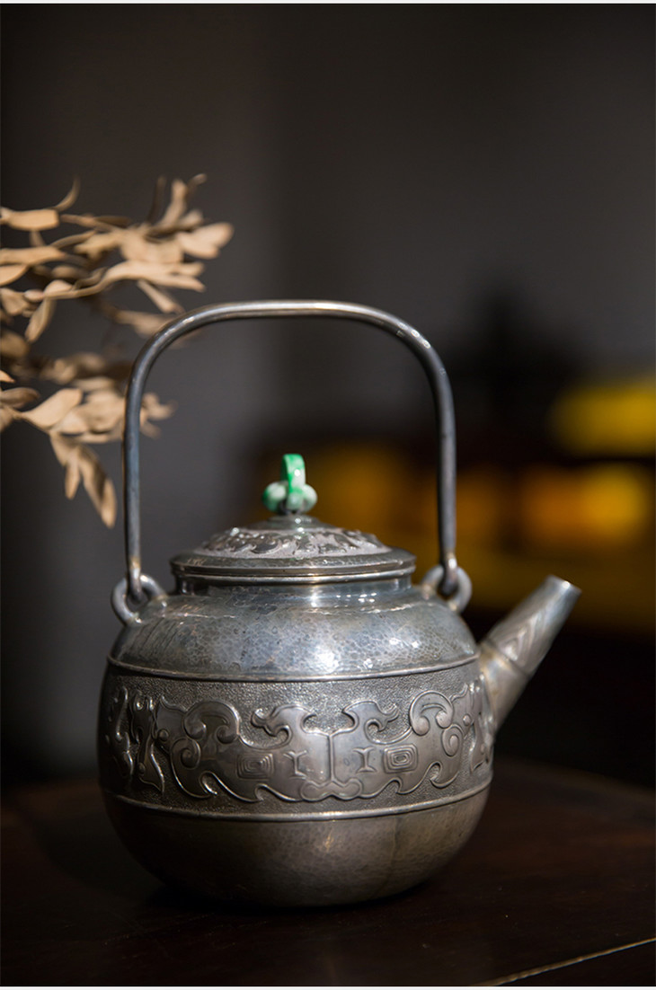 藏六造翠钮银壶原木箱