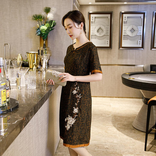 ZAYS-时尚气质刺绣旗袍裙  日常复古妈妈装 商品图3
