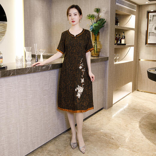 ZAYS-时尚气质刺绣旗袍裙  日常复古妈妈装 商品图0