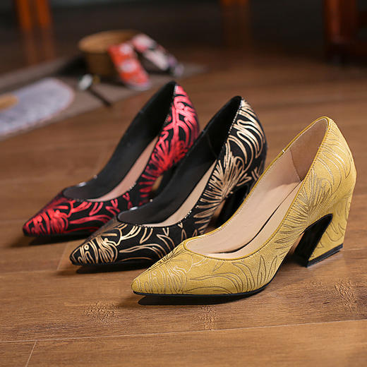 XYSM-D37-2B新款尖头复古印花真皮马蹄跟粗跟旗袍鞋 商品图0