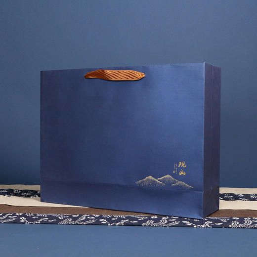 观山礼盒一套32元 ,一件14套 ,一件448元,兰色茶叶礼盒容量可装一斤六