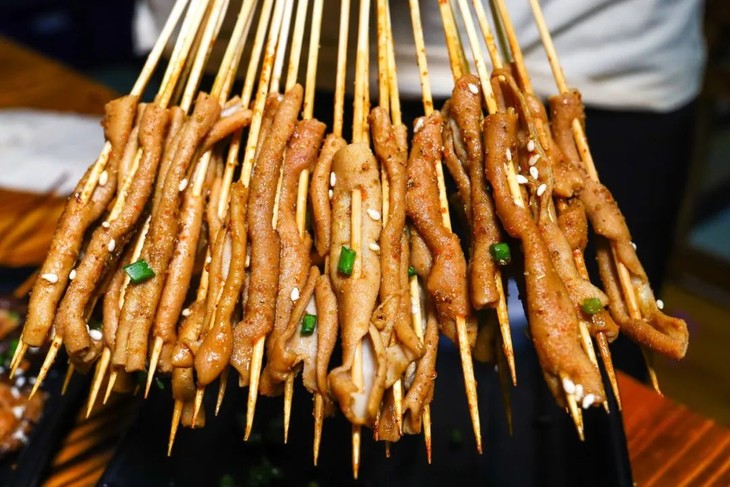 烤鸭肠的魅力大概是无人能抵挡- 烧烤网红烤鸭肠 -里面也味道十足!