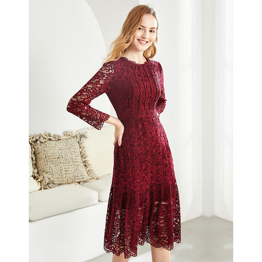 EITIE爱特爱秋季新款洋气优雅圆领蕾丝钩花收腰百褶连衣裙女6007728 商品图3