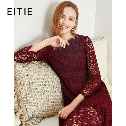 EITIE爱特爱秋季新款洋气优雅圆领蕾丝钩花收腰百褶连衣裙女6007728 商品图0