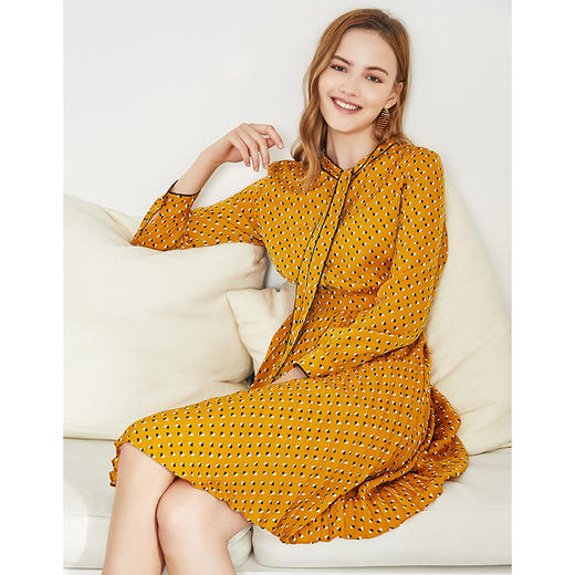 EITIE爱特爱秋季新款时尚洋气系带收腰显瘦百褶印花连衣裙女6007731 商品图3