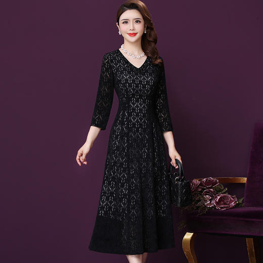 WXY-W-A6-19256W新款秋镂空蕾丝法式复古黑色V领轻熟裙子 商品图0