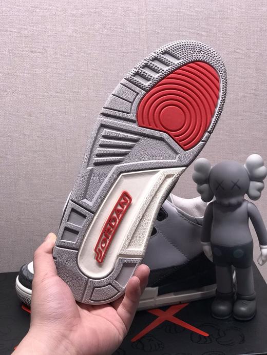 aj3 Air Jordan 3鞋款采用灰白的配色并将 KAWS 的形象融入到 Air Jordan 3 中，整体设计以 KAWS 经典的 Companion 形象为出发点 商品图1
