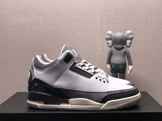 aj3 Air Jordan 3鞋款采用灰白的配色并将 KAWS 的形象融入到 Air Jordan 3 中，整体设计以 KAWS 经典的 Companion 形象为出发点 商品图0