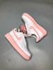 Air Force 1 Pink Foam White LF粉白空军一号 货号：CV7663-100 这款白配粉红色Air Force 1 GS采用两色调的粉红色泡沫皮革鞋面，可以为旋转带来可爱的外观 商品缩略图0
