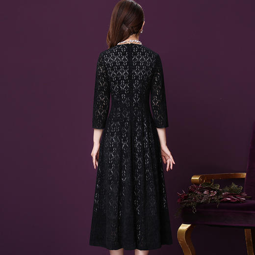 WXY-W-A6-19256W新款秋镂空蕾丝法式复古黑色V领轻熟裙子 商品图1