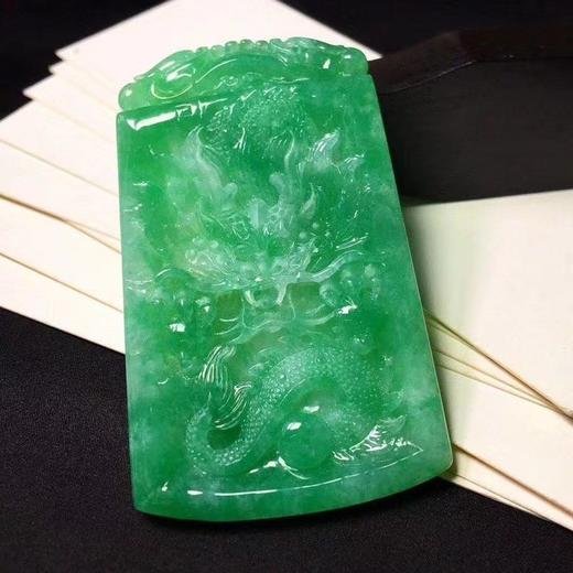 87465翡翠满色阳绿龙牌