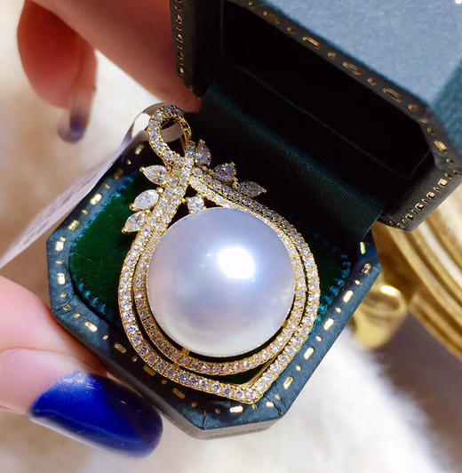 珍珠吊坠18k金钻石豪华镶嵌强光微瑕皮光很亮上身效果非常奢华大气珠